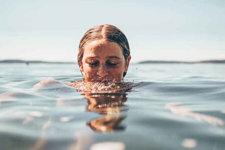 10 Natural Hair Detanglers to Use After Swimming